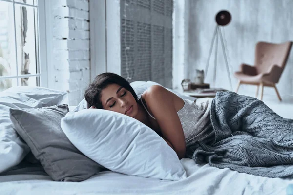 Beautiful Young Woman Keeping Eyes Closed While Lying Bed Home — Stock Photo, Image