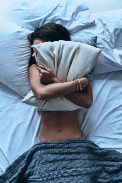 Vista Superior Mujer Perezosa Que Cubre Cara Con Almohada Mientras —  Fotos de Stock