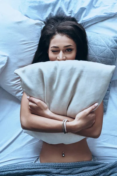 Bovenaanzicht Van Luie Jonge Vrouw Kussen Knuffelen Terwijl Liggend Bed — Stockfoto