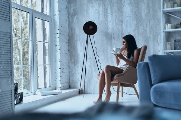 Aantrekkelijke Jonge Lachende Vrouw Houden Van Kopje Koffie Zoek Weg — Stockfoto