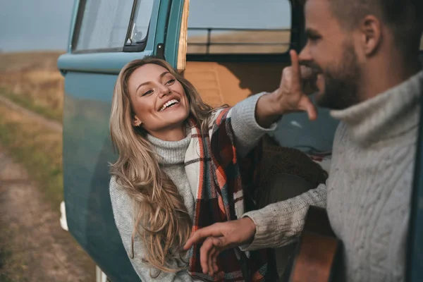 Hermosa Pareja Amor Divertirse Estilo Retro Mini Van Coche Mujer — Foto de Stock