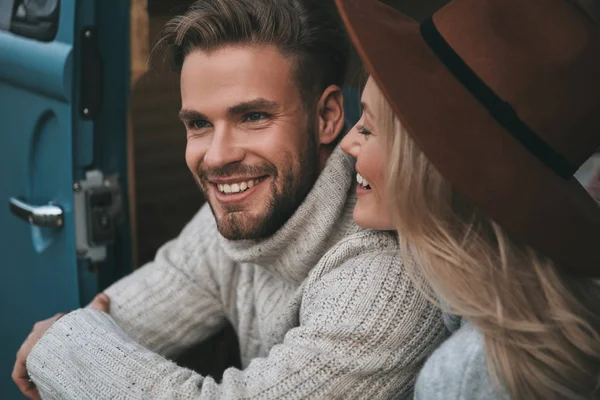 Romántico Joven Pareja Amor Sonriendo Mientras Está Sentado Azul Estilo —  Fotos de Stock