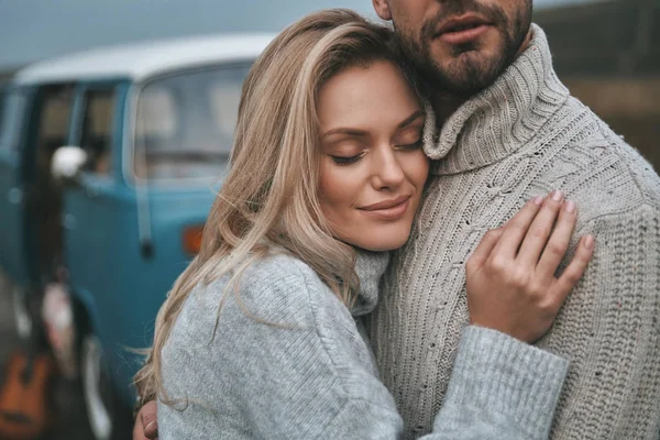 Beautiful Young Couple Embracing Blue Retro Style Mini Van Woman — Stock Photo, Image