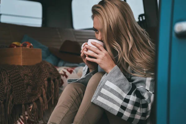 Aantrekkelijke Jonge Vrouw Drinken Uit Beker Zittend Busje — Stockfoto