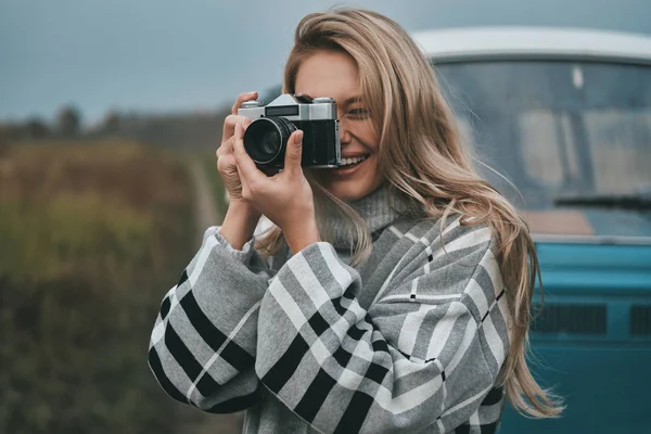 Приваблива Блондинка Фотографка Використовує Цифрову Камеру Стоячи Відкритому Повітрі Полі — стокове фото