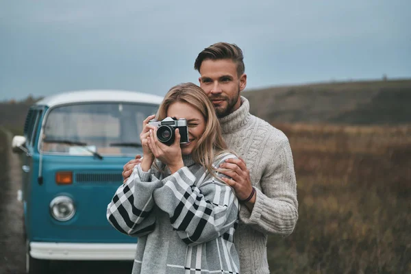 Vrouw Fotograaf Met Camera Man Omarmen Zijn Vriendin — Stockfoto