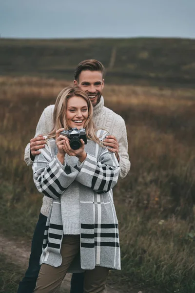 Kobieta Fotograf Aparatu Człowiek Obejmując Jego Dziewczyna Dziedzinie — Zdjęcie stockowe