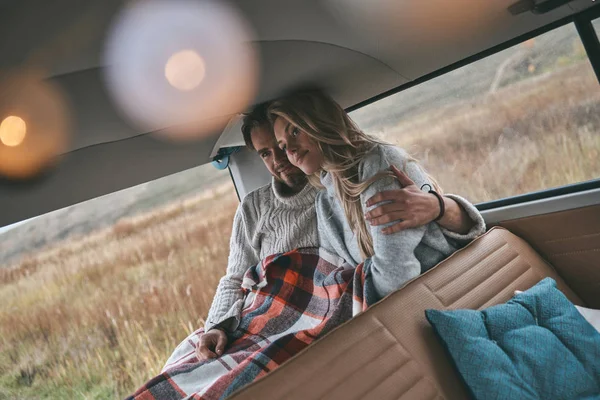 Beau Jeune Couple Reposant Dans Style Rétro Mini Van — Photo