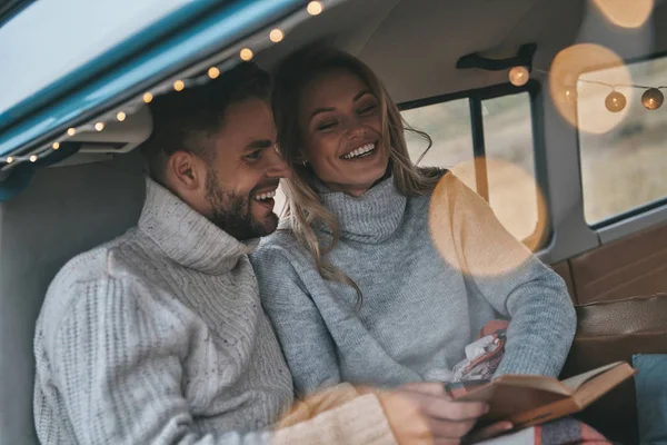 Schönes Junges Paar Liest Das Buch Und Lächelt Während Minivan — Stockfoto