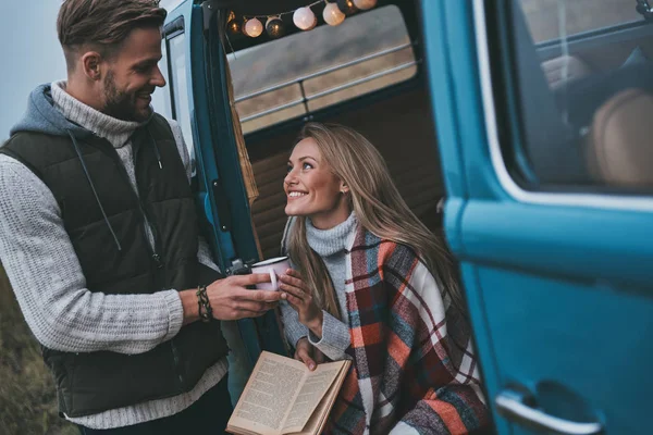 Guapo Joven Dando Una Taza Novia Viaje Viaje — Foto de Stock