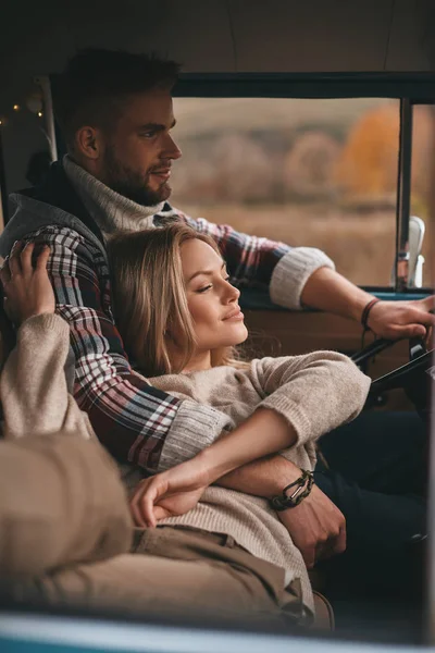 迷人的年轻女子休息和微笑 而她的男朋友驾驶复古风格的迷你面包车 — 图库照片