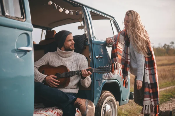 Beau Jeune Homme Jouant Guitare Pendant Que Femme Écoute Une — Photo