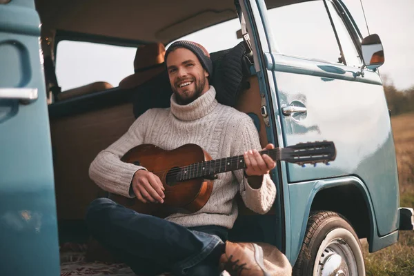 Стильный Мужчина Играет Новую Песню Акустической Гитаре Багажнике Автомобиля — стоковое фото