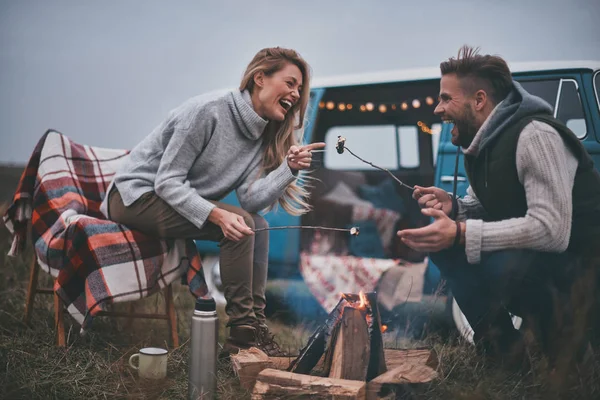 Rindo Casal Turístico Assar Marshmallows Sobre Uma Fogueira — Fotografia de Stock