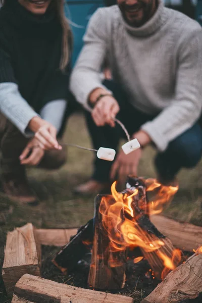 Güzel Genç Kavurma Marshmallow Bir Kamp Ateşi Üzerinde Çift — Stok fotoğraf
