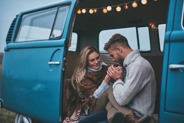 Guapo Joven Calentando Sus Manos Novia Mientras Disfruta Viaje Por — Foto de Stock