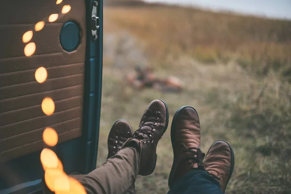 Casal Descansando Dentro Mini Van Estilo Retro Enquanto Desfruta Sua — Fotografia de Stock