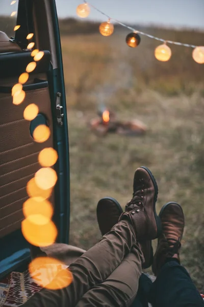 Casal Descansando Dentro Mini Van Estilo Retro Enquanto Desfruta Sua — Fotografia de Stock