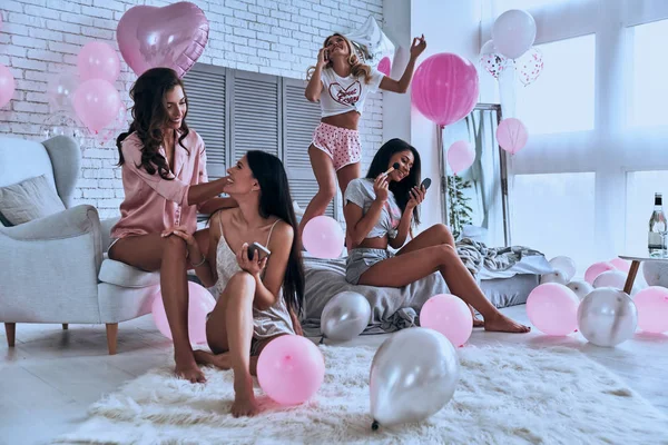 Szczęśliwy Pięknych Młodych Kobiet Piżamy Slumber Strony Sypialnia Balonów — Zdjęcie stockowe