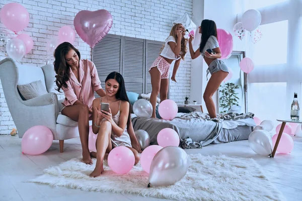 Feliz Hermosa Joven Mujer Pijama Teniendo Fiesta Pijamas Dormitorio Con — Foto de Stock