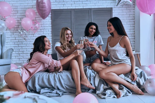 Vier Aantrekkelijke Jonge Vrouwen Roosteren Met Champaign Pyjama Party Slaapkamer — Stockfoto