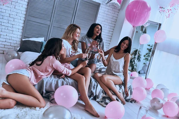 Čtyři Atraktivní Mladé Ženy Pyžamu Opékání Champaign Party Ložnici Balónky — Stock fotografie