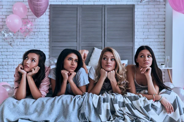 Unga Kvinnor Liggande Sängen Sovrummet Med Party Ballonger Och Letar — Stockfoto