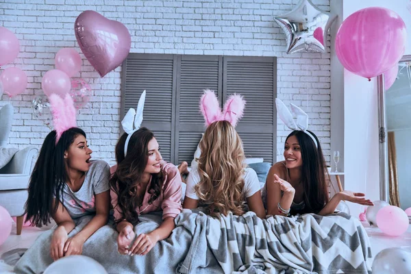Vackra Unga Kvinnor Bunny Öron Har Fantastisk Tid Liggande Sängen — Stockfoto