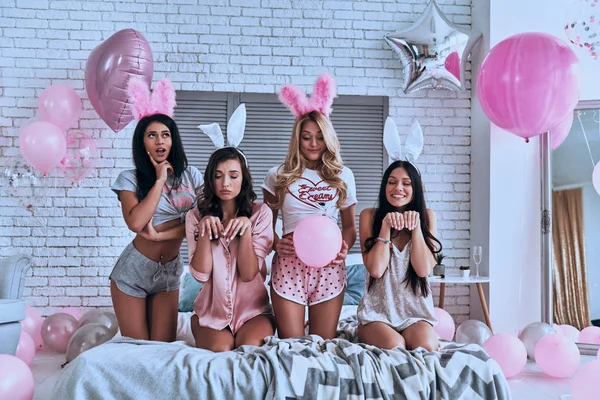 Cuatro Jóvenes Mujeres Sonrientes Juguetonas Orejas Conejo Sentadas Cama Con —  Fotos de Stock