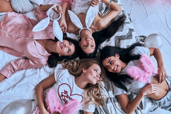 Visão Superior Quatro Belas Mulheres Jovens Pijama Segurando Orelhas Coelho — Fotografia de Stock