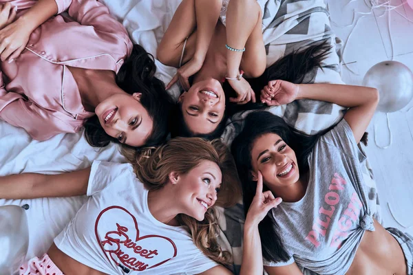 Visão Superior Quatro Belas Mulheres Jovens Sorrindo Enquanto Deitadas Cama — Fotografia de Stock