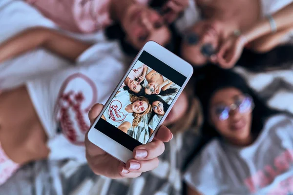 Vista Superior Cuatro Jóvenes Mujeres Sonrientes Juguetonas Gafas Tomando Selfie —  Fotos de Stock