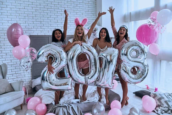 Belas Jovens Mulheres Sorridentes Pijama Segurando Balões 2018 Enquanto Estão — Fotografia de Stock