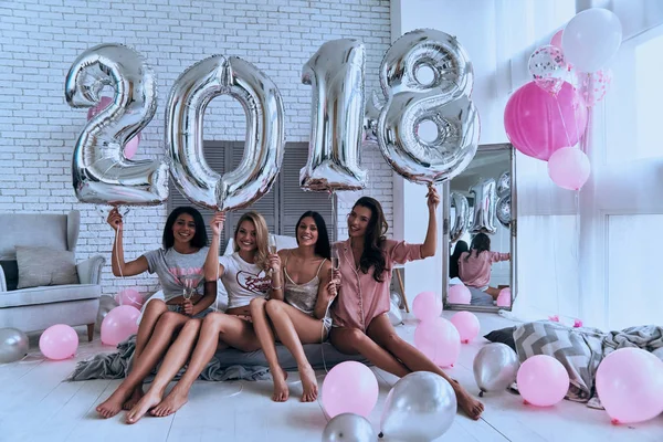 四具吸引力的年轻微笑的妇女在睡衣藏品银色色的气球 新年快乐2018 — 图库照片