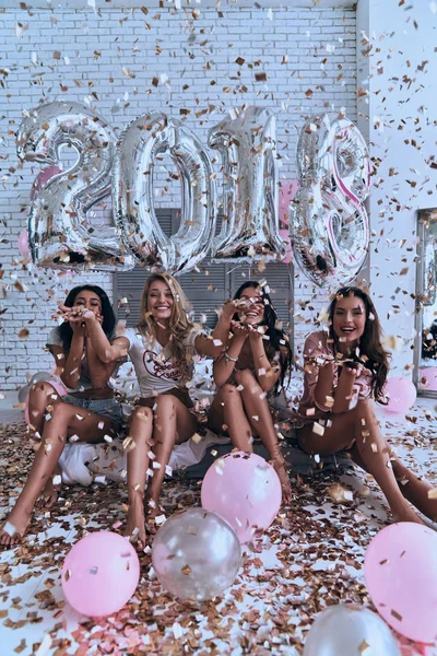 Mujeres Jóvenes Atractivas Pijama Celebrando Año Nuevo Dormitorio Con Confeti — Foto de Stock