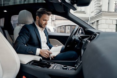 Yakışıklı genç adam onun özel tertipçi tutarak ve arabanın içinde otururken zamanlama denetimi tam takım