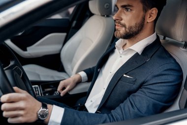 Yakışıklı genç bir araba takım elbiseli