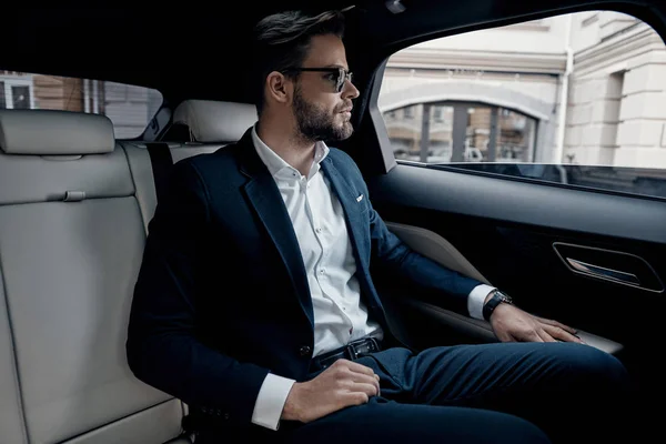 Guapo Joven Traje Mirando Por Ventana Mientras Está Sentado Coche — Foto de Stock