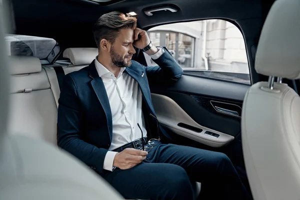 Απογοητευμένοι Και Κουρασμένοι Νεαρό Επιχειρηματία Που Κάθεται Στο Αυτοκίνητο — Φωτογραφία Αρχείου