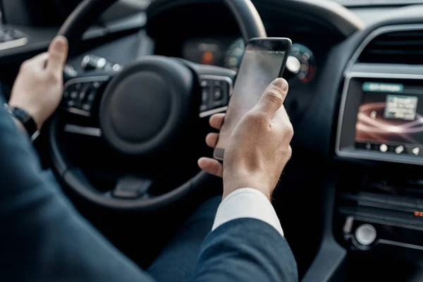 Close Empresário Desgaste Formal Segurando Telefone Inteligente Enquanto Dirige Carro — Fotografia de Stock