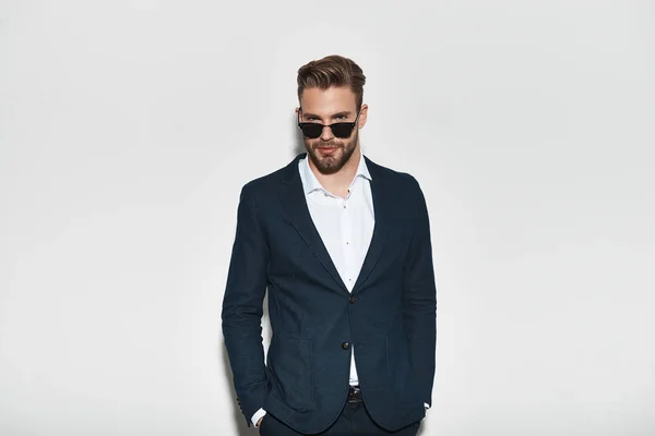 Elegante Hombre Guapo Traje Completo Manteniendo Las Manos Los Bolsillos —  Fotos de Stock