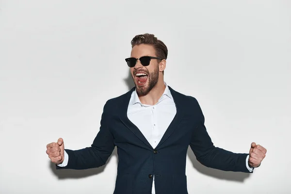 Happy Pohledný Muž Formální Oblečení Směřují Úspěch Otevřenou Hubou — Stock fotografie