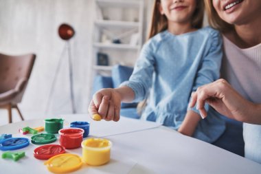 Sevimli küçük kızın annesiyle evde resim kapat