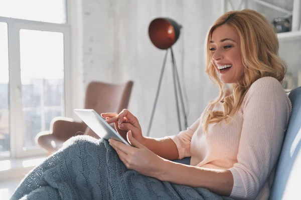 Aantrekkelijke Jonge Vrouw Met Behulp Van Digitale Tablet Glimlachend Zittend — Stockfoto