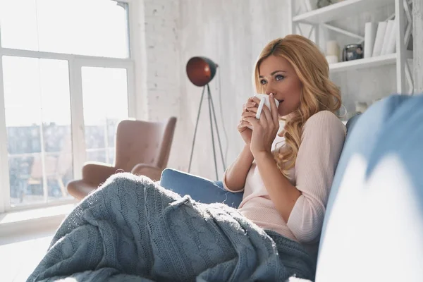 Entspannte Und Glückliche Blonde Frau Hält Eine Tasse Der Hand — Stockfoto