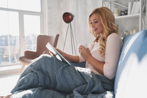 Aantrekkelijke Blonde Vrouw Met Behulp Van Digitale Tablet Thuis — Stockfoto