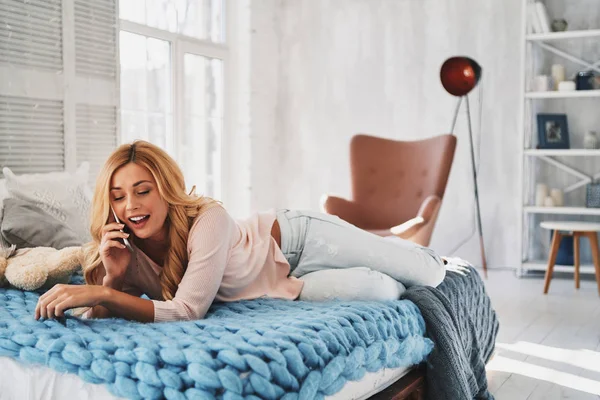Aantrekkelijke Blonde Vrouw Praten Slimme Telefoon Terwijl Liggend Bed Thuis — Stockfoto