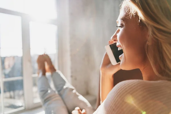 Feliz Hermosa Mujer Rubia Hablando Por Teléfono Inteligente Mientras Sienta — Foto de Stock