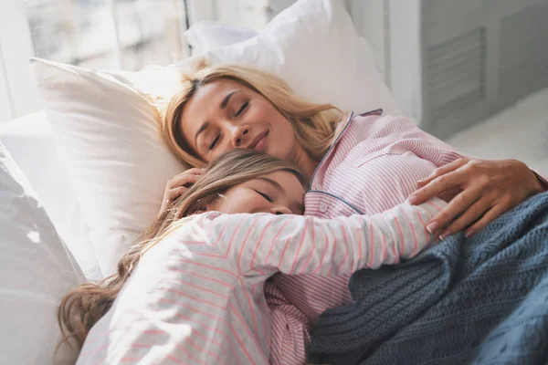 Mère Fille Gardant Les Yeux Fermés Souriant Tout Étant Couchés — Photo