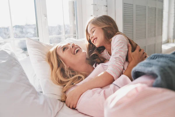 Familienbindungszeit Junge Schöne Mutter Mit Süßer Kleiner Tochter Bett — Stockfoto